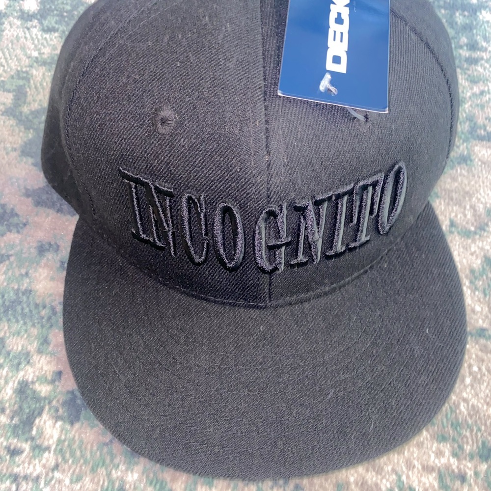 INCOGNITO embroidered snap back